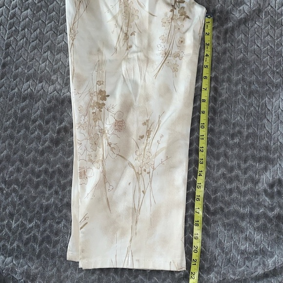 NWT Bill Blass Floral Print Capris. Size 10. Cotton/Lycra Blend. Cream/Brown. - Picture 9 of 13